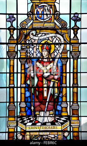 London, England, Vereinigtes Königreich. Kirche St. Magnus der Märtyrer. Innenraum. Glasmalerei-Fenster. St. Thomas Stockfoto