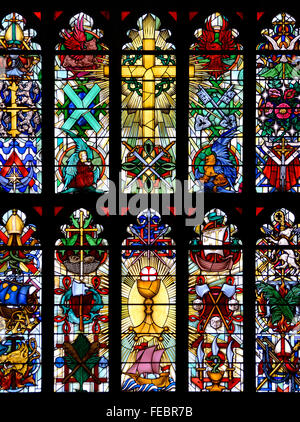 London, England, Vereinigtes Königreich. Parish Church of St. Luke, Chelsea. Ostfenster (1959: Hugh Easton) zeigt Symbole der Heiligen... Stockfoto