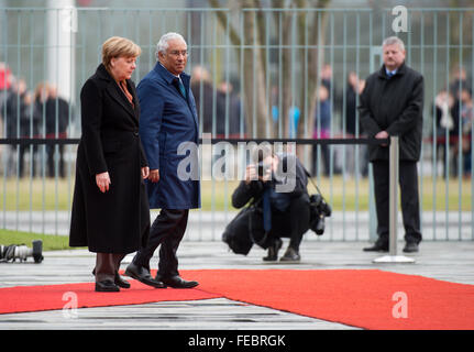 Berlin, Deutschland. 5. Februar 2016. Bundeskanzlerin Angela Merkel (CDU, l) begrüßt der Premierminister Portugals, Antonio Costa, mit militärischen Ehren vor dem Bundeskanzleramt in Berlin, Deutschland, 5. Februar 2016. Foto: BERND VON JUTRCZENKA/Dpa/Alamy Live-Nachrichten Stockfoto