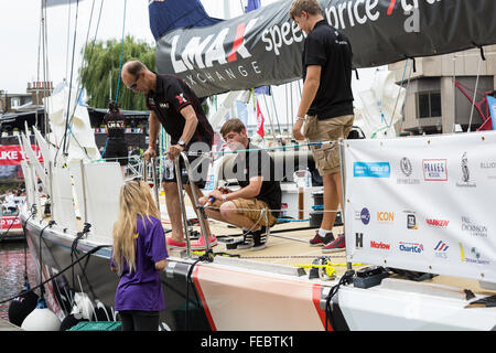 Crew-Mitglieder von der Clipper Yacht gesponsert von LMAX Exchange vor Beginn der Round the World race 2015 / 16 Stockfoto