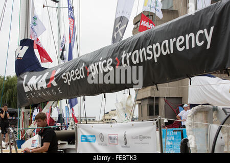 Crew-Mitglieder von der Clipper Yacht gesponsert von LMAX Exchange vor Beginn der Round the World race 2015 / 16 Stockfoto