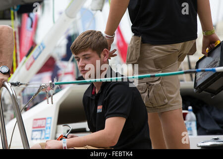 Crew-Mitglieder von der Clipper Yacht gesponsert von LMAX Exchange vor Beginn der Round the World race 2015 / 16 Stockfoto