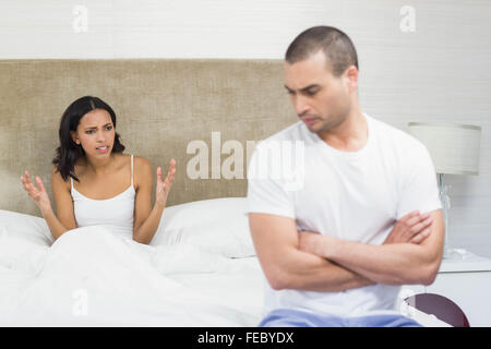 Verärgert paar sitzt am Bett nach dem argument Stockfoto