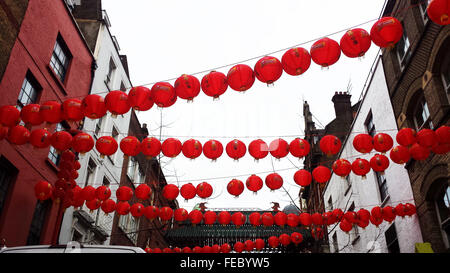 London, UK. 5. Februar 2016. Chinatown in Leicester Square bereitet sich auf die Feierlichkeiten des chinesischen neuen Jahres 2016 - Jahr des Affen, die am Montag 8. Februar beginnt. Die Chinese New Year Party in London ist die größte außerhalb Asiens. Bildnachweis: Dinendra Haria/Alamy Live-Nachrichten Stockfoto
