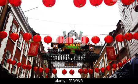 London, UK. 5. Februar 2016. Chinatown in Leicester Square bereitet sich auf die Feierlichkeiten des chinesischen neuen Jahres 2016 - Jahr des Affen, die am Montag 8. Februar beginnt. Die Chinese New Year Party in London ist die größte außerhalb Asiens. Bildnachweis: Dinendra Haria/Alamy Live-Nachrichten Stockfoto