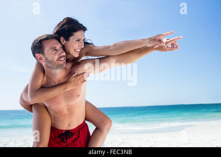 Freund geben Schweinchen zurück zu seiner Freundin Stockfoto