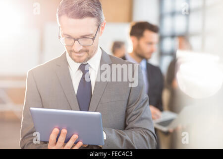 Geschäftsmann mit seinem TabletPC Stockfoto