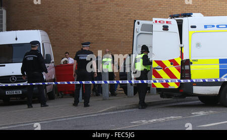 Datei-PIX: Portsmouth, Hampshire, UK. 31. Oktober 2015. Foto von Tobias Maylott geführt von Offizieren, die nach einer dreistündigen Belagerung in einem Shop in Portsmouth Stadtzentrum entfernt. Maylott, die das Stadtzentrum von "terrorisieren" zum Stillstand gebracht shop Mitarbeiter und Kunden mit einem Küchenmesser weil er verärgert über sein Kind in Obhut genommen hat 27 Monate, Freitag, 5. Februar 2016 inhaftiert worden. Bildnachweis: Uknip/Alamy Live-Nachrichten Stockfoto