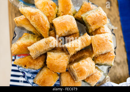 Ein Teller mit hausgemachten Baklava, Kalkan, Lykische Weg, türkische Riviera, Türkei Stockfoto