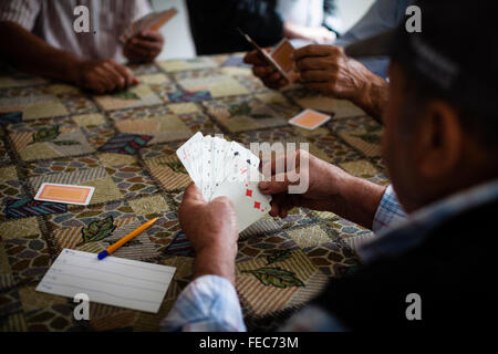 Einheimischen spielen Karten in Bezigan ein ländlichen Dorf in der Nähe von Kalkan, Lykische Weg, Türkei Stockfoto