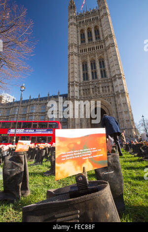 Am Donnerstag, 28. Januar 2016 reichte Greenpeace UK eine Petition zur Downing Street protestieren gegen die jüngsten katastrophalen Überschwemmung. Als Teil des Tages eine Kunst Instalation Gummistiefel wurden außerhalb der Houses of Parliament. Auf jedes Paar Stiefel hing eine Nachricht von jemandem, der von den Überschwemmungen betroffen waren. Stockfoto