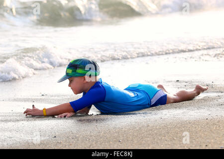 Kleiner junge Spaß am Sandstrand. Stockfoto