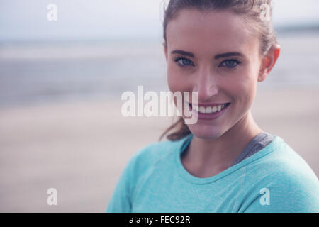 Fit Brünette tragen Sportswear mit verschränkten Armen Stockfoto