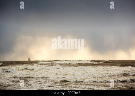 Sturmwellen aus Walney Insel, Cumbria, UK, in der Nachmahd des Sturms Gertrude, die das Vereinigte Königreich zerschlagen, mit Windgeschwindigkeiten von bis zu 132 km/h werden aufgezeichnet. Stockfoto