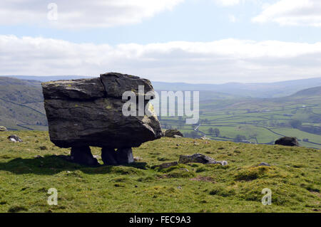 Bei Steinen, Mühlstein Grit Findlinge in Crummackdale in der Nähe von Austwick in den Yorkshire Dales UK Stockfoto