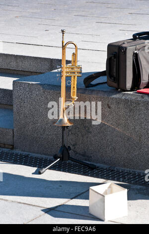 Trompete in der Straße. Trompete über Stativ der Straßenmusik in Madrid, Spanien. Stockfoto