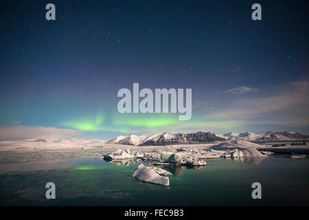 Nordlichter, oder Aurora Borealis, Am Gletschersee Jökulsárlón Gletscherlagune, an den Rand des Vatnajökull National Park, Island im Januar Stockfoto