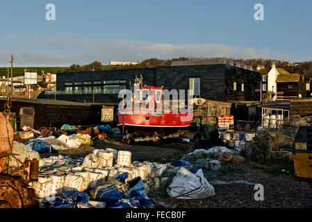 Jerwood Galerie betrachtet Hastings vom Stade Angeln Strand. Altstadt. Hastings. UK Stockfoto