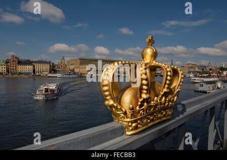 Vergoldete Krone auf Skeppsholmsbron. Stockholm. Schweden Stockfoto