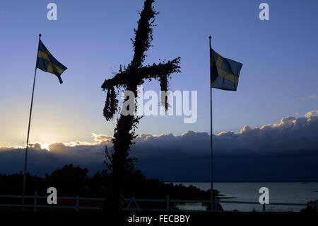 Mittsommer Maibaum überqueren. Uto-Insel. Schweden Stockfoto