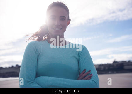 Fit Brünette tragen Sportswear mit verschränkten Armen Stockfoto