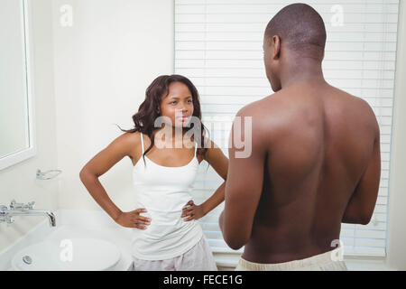 Ethnische Paare, die ein argument Stockfoto
