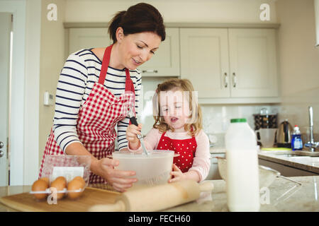 Mutter und Tochter Kekse backen Stockfoto