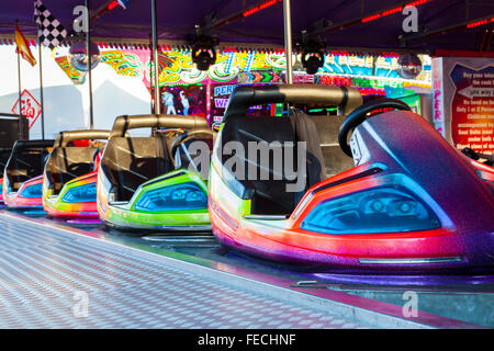 Die Dodgems. Dodgem Autos aufgereiht an der Seite Fahrer warten. Goose Fair 2015, Nottingham, England, Großbritannien Stockfoto