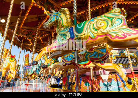 Karussell Messegelände fahren mit Pferden. Merry Go Round, Goose Fair, Nottingham, England, Großbritannien Stockfoto