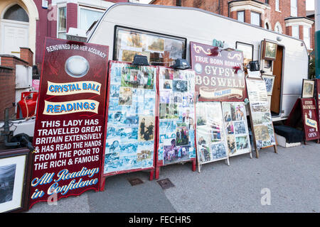 Wohnwagen mit boards Werbung Gypsy Boswell, crystal ball Reader geben die Messwerte an ein SideShow-Gerät Anziehung, Goose Fair, Nottingham, England, Großbritannien Stockfoto