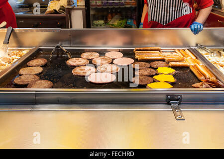 Fast food Takeaway. Kochen Würste und Burger auf einem bratpfanne nehmen. Outdoor Catering bei Goose Fair, Nottingham, England, Großbritannien Stockfoto