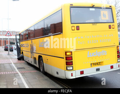 Portsmourth, Hampshire, UK. 5. Februar 2016. GV mit einem Schulbus eingesetzt, um Kinder aus Schulen in und um Portsmouth abzuholen. Die Schule, den, die Trainer zu Hampshire County Council aber kontrahiert wird, war zur Zeit leer. Der Fahrer war unverletzt Credit: Uknip/Alamy Live-Nachrichten Stockfoto