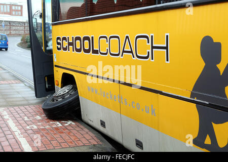 Portsmourth, Hampshire, UK. 5. Februar 2016. GV mit einem Schulbus eingesetzt, um Kinder aus Schulen in und um Portsmouth abzuholen. Die Schule, den, die Trainer zu Hampshire County Council aber kontrahiert wird, war zur Zeit leer. Der Fahrer war unverletzt Credit: Uknip/Alamy Live-Nachrichten Stockfoto