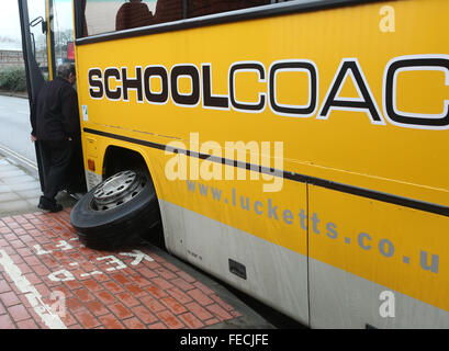 Portsmourth, Hampshire, UK. 5. Februar 2016. GV mit einem Schulbus eingesetzt, um Kinder aus Schulen in und um Portsmouth abzuholen. Die Schule, den, die Trainer zu Hampshire County Council aber kontrahiert wird, war zur Zeit leer. Der Fahrer war unverletzt Credit: Uknip/Alamy Live-Nachrichten Stockfoto