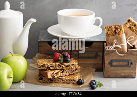Müsliriegel mit Kaffee zum Frühstück zu gehen Stockfoto