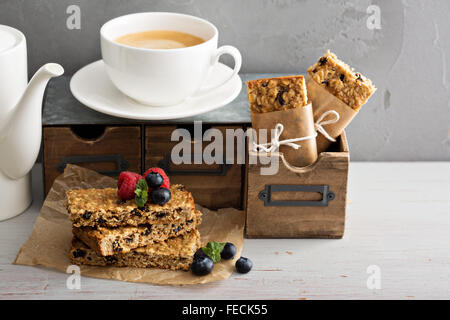 Müsliriegel mit Kaffee zum Frühstück zu gehen Stockfoto