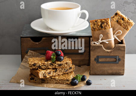 Müsliriegel mit Kaffee zum Frühstück zu gehen Stockfoto