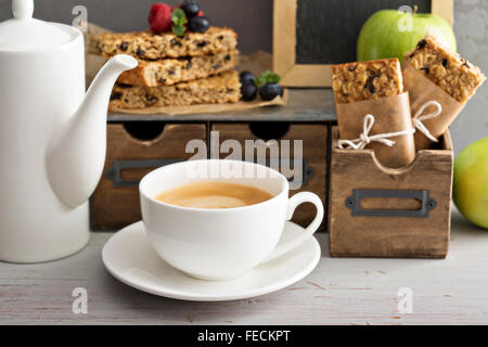 Müsliriegel mit Kaffee zum Frühstück zu gehen Stockfoto