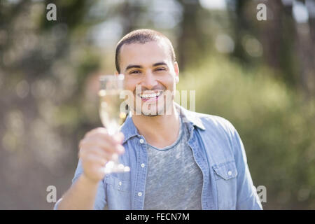 Lächelnder Mann mit einem Glas Champagner Stockfoto