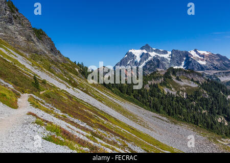 Chain Lakes Trail unter Table Mountain, Mount Shuksan entfernt, Mt. Baker – Snoqualmie National Forest, Washington State, USA Stockfoto