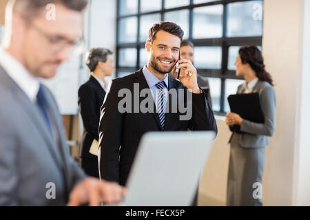 Geschäftsmann mit seinem Smartphone Stockfoto