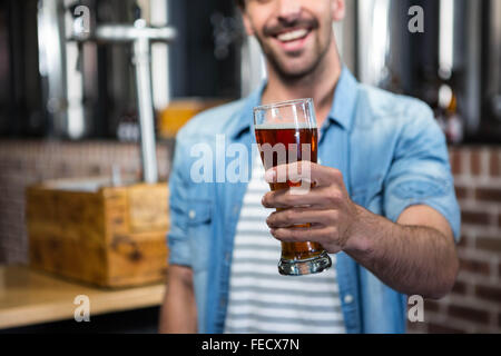 Gut aussehender Mann hält seinen pint Stockfoto