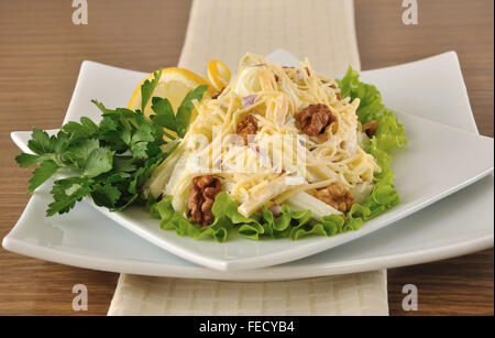 Salatblätter mit Käse und Apfel, Walnüssen und Joghurt auf Salat mit Zitrone Stockfoto