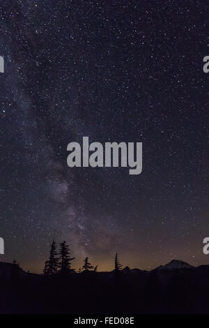 Milchstraße über Mount Baker, gesehen von Kette Seen Rundweg, Mt. Baker – Snoqualmie National Forest, Washington State, USA Stockfoto