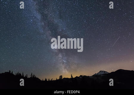 Milchstraße über Mount Baker, gesehen von Kette Seen Rundweg, Mt. Baker – Snoqualmie National Forest, Washington State, USA Stockfoto