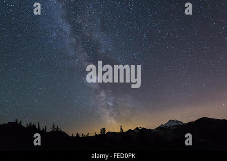 Milchstraße über Mount Baker, gesehen von Kette Seen Rundweg, Mt. Baker – Snoqualmie National Forest, Washington State, USA Stockfoto