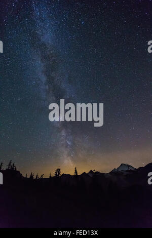 Milchstraße über Mount Baker, gesehen von Kette Seen Rundweg, Mt. Baker – Snoqualmie National Forest, Washington State, USA Stockfoto