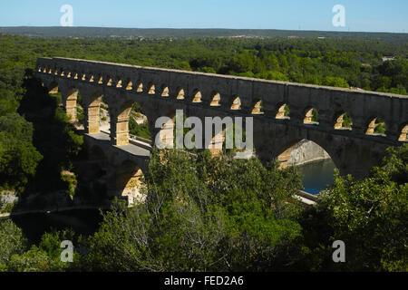 Pont du Gard (Gard-Brücke) ist ein altes römisches Aquädukt, das den Fluss Gardon in der Nähe von Remoulins, Südfrankreich, überquert. Stockfoto