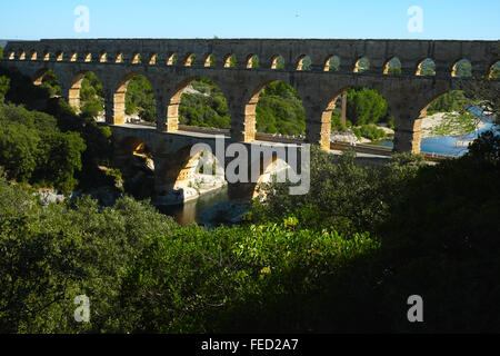 Pont du Gard (Gard-Brücke) ist ein altes römisches Aquädukt, das den Fluss Gardon in der Nähe von Remoulins, Südfrankreich, überquert. Stockfoto