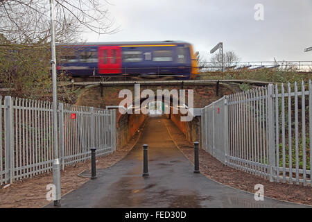 Ein Alter Tunnel umgewandelt in einen Wanderweg/Radweg neu eröffnet und hell mit einem rasenden Zug vorbei über den Tunnel. Stockfoto